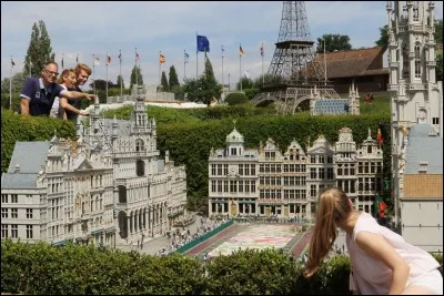 Quel parc, à Bruxelles, propose des maquettes des monuments d'Europe ?