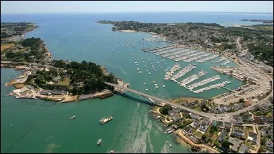 Comment s'appelle un lieu, une ville ou une région qui borde l'océan ou la mer ?