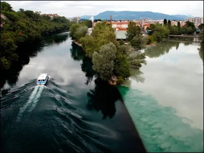Où le Rhône prend-il sa source ?