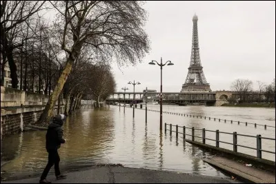 Quelle commune française est entourée dans son intégralité par la Seine ?