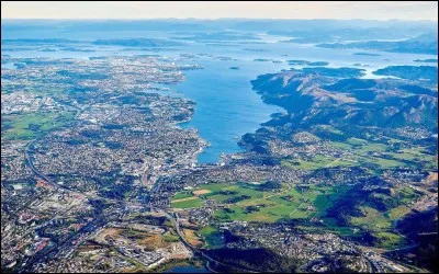 Cette ville du sud-ouest de la Norvège, la quatrième du pays par sa population, grand centre de l'industrie pétrolière, c'est :