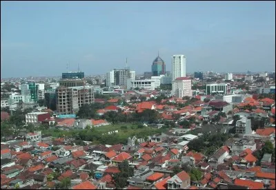 Cette grande ville portuaire de plusieurs millions d'habitants, seconde ville d'Indonésie, c'est :
