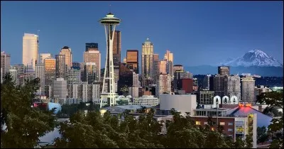 Cette ville américaine, entourée d'eau et de montagnes, est la plus grande ville du Nord-Ouest des Etats-Unis. C'est :