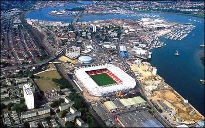 Cette ville portuaire anglaise, au fond d'un estuaire donnant sur la Manche, c'est :