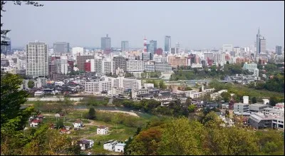 Cette ville japonaise d'un million d'habitants, bordée par le Pacifique, la plus importante du nord de Honshu. C'est :