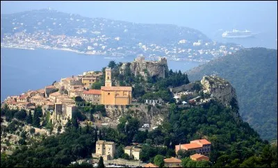 Le village perché d'Éze permet de jouir d'une vue extraordinaire sur la mer.