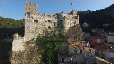 En évitant Monaco, je vous conseille la visite du vieux village de Roquebrune-Cap-Martin.
On peut y admirer l'Olivier millénaire, l'un des plus vieux au monde.