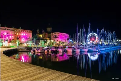 Cité jumelle de Fréjus, la ville de Saint-Raphaël est connue pour sa basilique Notre-Dame de la Victoire, au style néobyzantin.