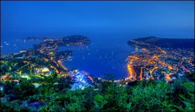 Nous arrivons à Cannes, ville célèbre pour son festival de jazz.