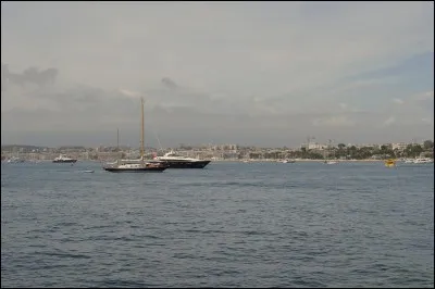 De retour de son exil sur l'Ile d'Elbe, au début des Cent-Jours, Napoléon a débarqué à Golfe-Juan le 1er mars 1815.