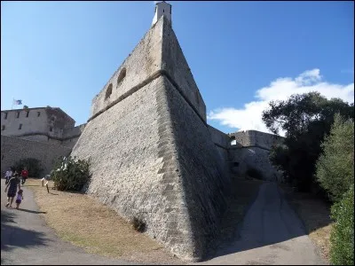 Nous faisons maintenant une halte à Antibes. 
Son célèbre Fort Carré a été construit par Vauban.