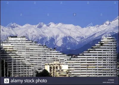 Née dans l'euphorie des années 60', Marina Baie des Anges, complexe urbain original mais révolu, est située sur la commune de Villeneuve-Loubet.