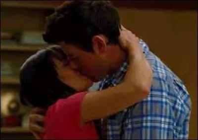 A la fin de quelle saison Rachel et Finn s'embrassent-ils sur scène ?