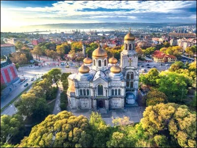 Cette ville bulgare de 300 000 habitants, port sur la mer Noire, c'est :