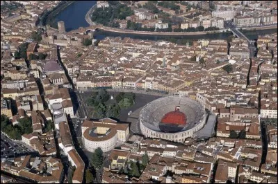 Cette ville italienne de Vénétie, traversée par l'Adige, c'est :
