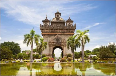 Cette ville bordée par le Mékong, capitale du Laos, c'est :