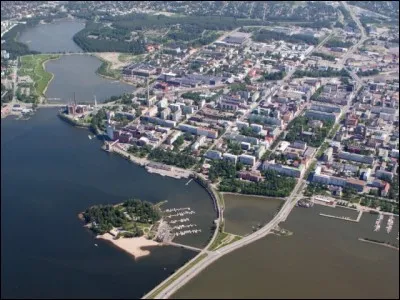 Cette ville de Finlande peuplée de 60 000 habitants, sur la côte du golfe de Botnie, c'est :