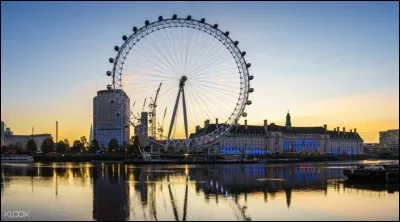 Combien de cabines compte-t-on dans le London Eye ?