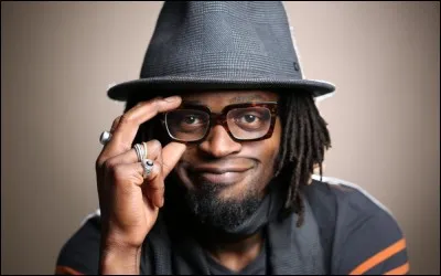 Qui est ce chanteur qui interprète 'À la faveur de l'automne' ?