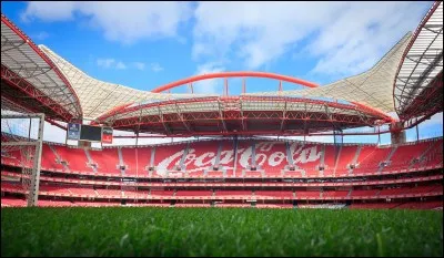 Comment se nomme l'équipe de foot de Lisbonne qui évolue à l'estadio da Luz (stade de la lumière) ?