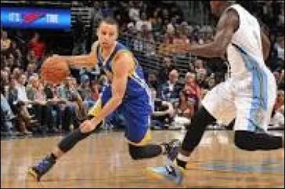 Le terrain de basket est de forme circulaire.