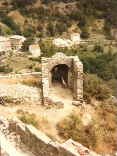 Où se situe cette chapelle qu'on voit avant ses travaux de réfection ?