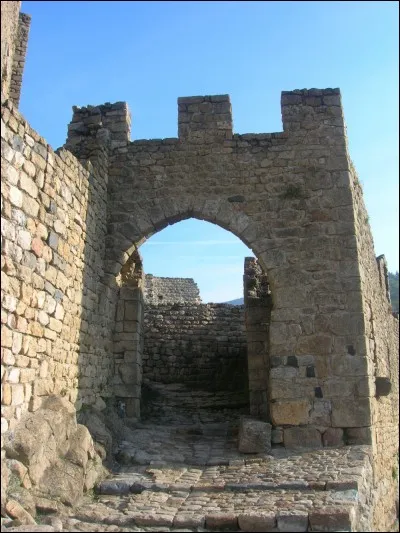 Quel accès du château cette porte garde-t-elle ?