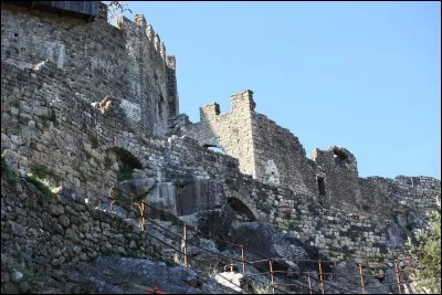 Où descend ce chemin sécurisé pour la visite ?