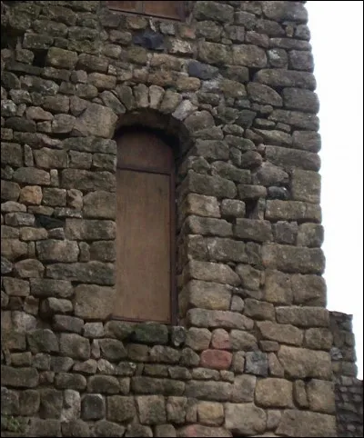 Vers quel point cardinal cette porte en hauteur à la forme si particulière est-elle orientée ?