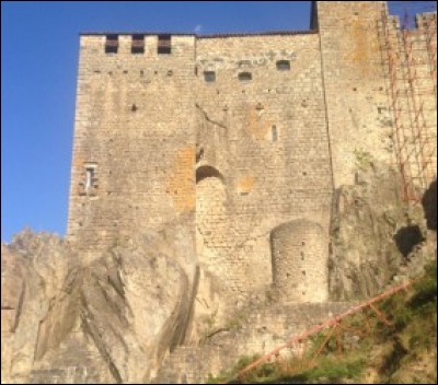 Quelle façade du château de Ventadour peut-on voir sur cette photo ?