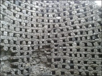 Dans quel château se trouve le pigeonnier dont on voit l'intérieur sur cette photo ?