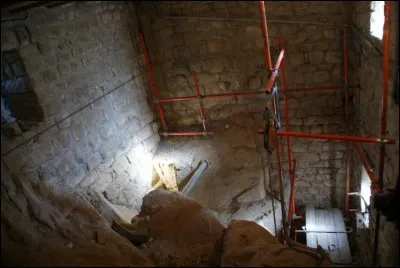 À quelle partie du château appartient ce fondement ?