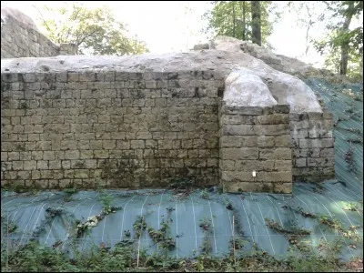 Où se situe cette portion de rempart "glacée" et protégée ?