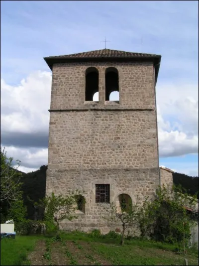 Ce clocher proche de Ventadour fut une tour de guet du château de Ventadour. De quelle commune est-elle le clocher de l'église ?