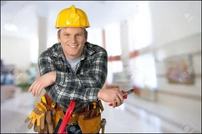 Je suis chef électricien d'un plateau de tournage, responsable de l'exécution du plan d'éclairage pour une prod. Que suis-je ?