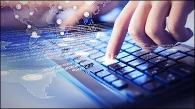 Je travaille avec la police en enquêtant sur le piratage, la fraude sur internet et les réseaux terroristes. Que suis-je ?