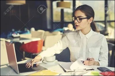 J'applique les théories et connaissances économiques pour donner conseil dans des sujets économiques et financiers. Que suis-je ?