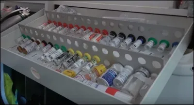 Quand le patient souffre, l'infirmière ou le médecin peut lui injecter tous types de...