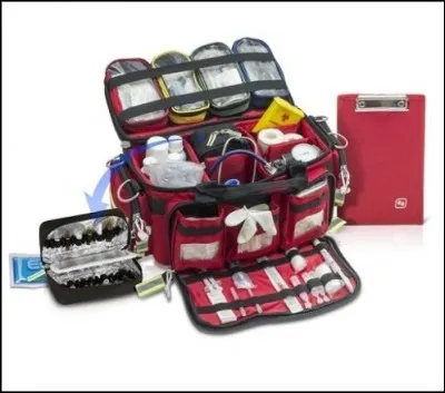 Ce sac contient l'ensemble du matériel adéquat en cas d'intervention chez un particulier ou sur la voie publique par exemple. À l'intérieur, seringues, morphines, bandages, désinfectants, etc.
Comment l'appelle-t-on ?