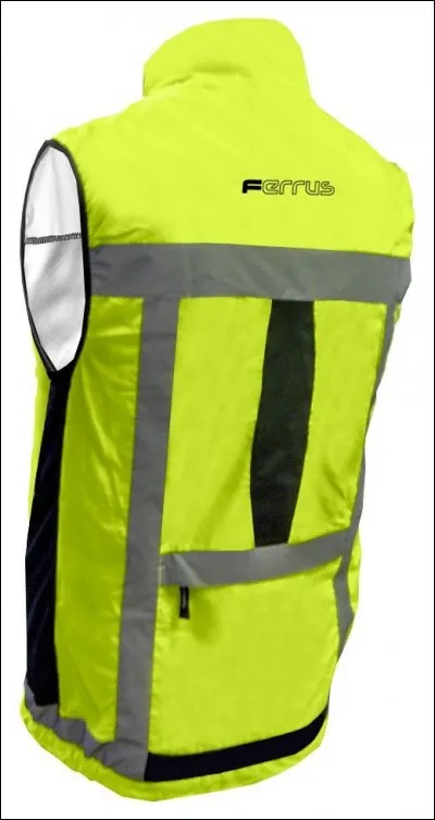 Trois gilets de ce type se situent sur chaque siège, à l'avant de l'ambulance. Ils sont...