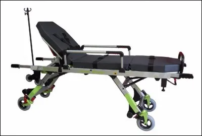 Passons maintenant dans la partie sanitaire. Ce lit permet le transport des patients en position allongée. C'est un(e)...