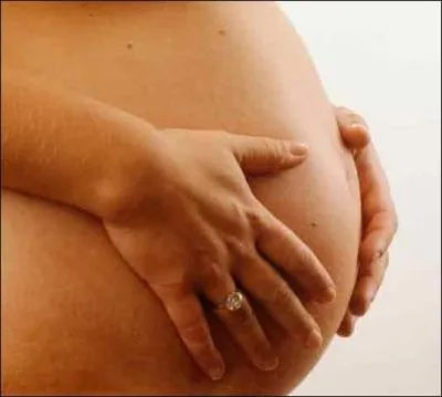 La grossesse de la femme dure 351 jours.