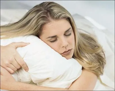 Quand on dort, le pouls est plus faible et la respiration est plus lente.