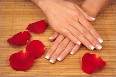 Les ongles continuent de pousser si on ne les coupe pas.