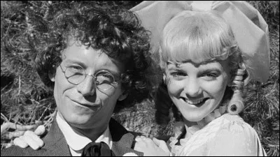 Quelle est la couleur de la robe que porte Nellie à son mariage avec Percival Dalton ?