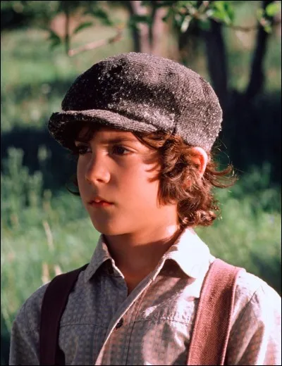 Quelle est la couleur de cheveux de la jeune petite peste du nom de Penelope de qui Albert est amoureux, lors de l'épisode "La Brebis galeuse."