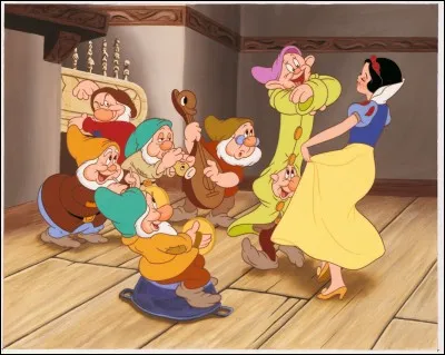 Quand les nains chantent, Grincheux est au piano. Mais quels sont les animaux gravés dans le bois ?