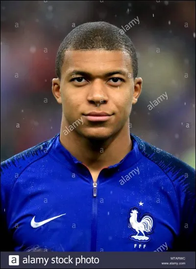 Contre quelle équipe Kylian Mbappé a-t-il inscrit son troisième but de la compétition ?