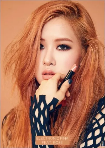 Les membres de BlackPink ont été élues pour faire une pub de rouge à lèvres. Quelle couleur de rouge à lèvres a présenté Jisoo ?