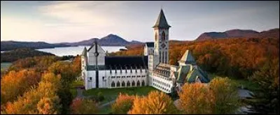 Situé au bord du lac Memphrémagog, liant Canada et États-Unis, le monastère est érigé en abbaye depuis 1952. Une variété de produits fabriqués par les moines artisans sont offerts à la boutique : fromages, compotes, cidres mousseux, gelée.
On y retrouve des objets religieux, des livres et des CD de moines chantant du grégorien ou à l'orgue lors des cérémonies. 
Où trouver cette communauté ?
